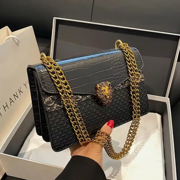 Unbranded Elegant Black Snake-Print Bag w/  Golden Lion Head & Golden Chain-NIP - Picture 4 of 16